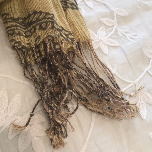 Subtle Luxury Green Spun Scarf - Picture 2 of 10